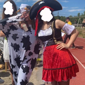 Kodräkt spexoutfit  - Använd en gång på spex förra året, är för en vuxen så passar alla möjliga storlekar. Ny pris 500 men pris går att diskutera!