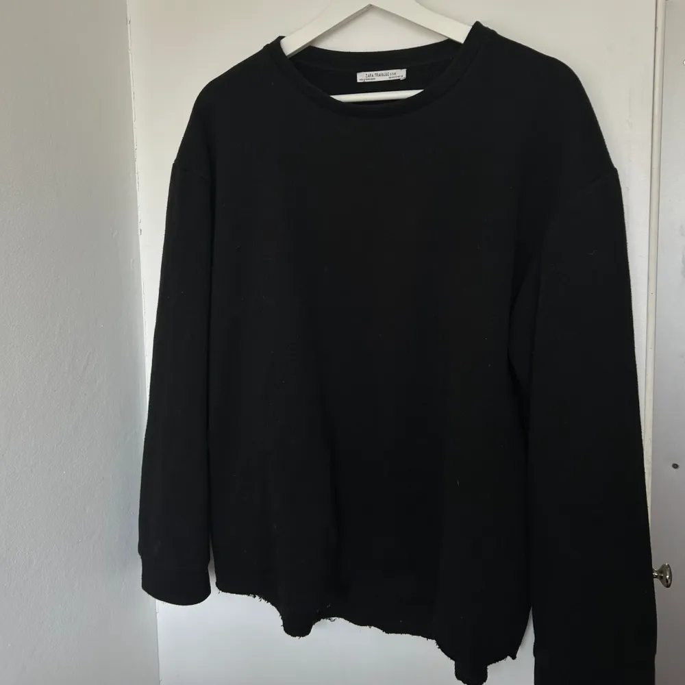 Skön tröja från zara, storlek S men passar även M/L då den är oversized 💕. Tröjor & Koftor.