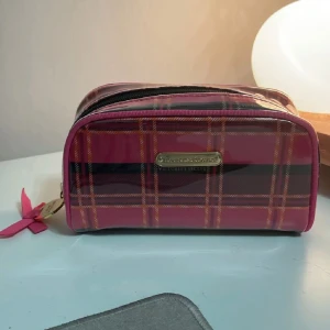 Victoria’s Secret necessär - Äkta Victoria’s Secret necessär som är rosa och rutig i glansigt material🩷 Inte mina bilder, köpt här på plick men kommer inte till användning