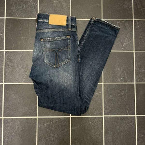 Tiger of sweden jeans  - Ett par riktigt snygga tiger of sweden jeans i modellen Pistolero (slimfit). | Nypris 1699kr | Vårat pris endast 449kr | Storlek 29/32 | bra skick 8/10 | Hör av dig vid funderingar!🔔