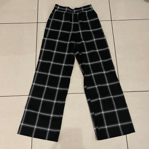 Rutiga byxor Monki - Svart och vita rutiga byxor från Monki. Jättebra skick! Stl XS! True to size:)