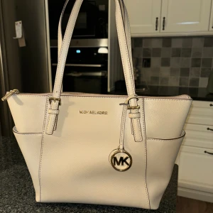 Michael kors väska - Super fin Michael kors väska som inte längre kommer till användning. Sparsamt använd 🥰 pris kan diskuteras vid snabb affär!