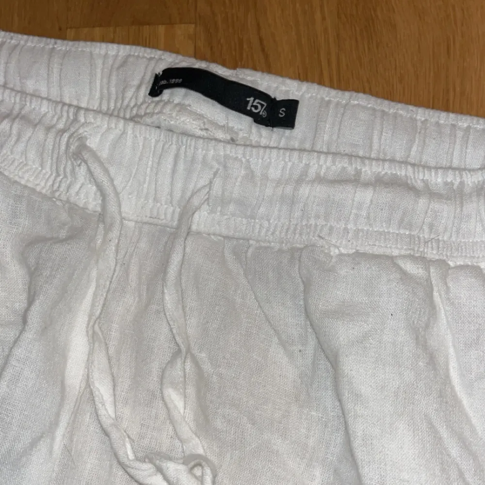Vita linnebyxor från lager 157. Aldrig använt bara testat. Jeans & Byxor.