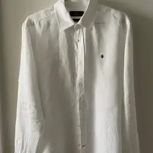 Tjenare gott folk! Säljer min Morris linne skjorta i storlek M som är i 10/10 skick. Köptes förra sommaren och har inte kommit till allt för mycket användning, därför så gott som ny. Köptes för 1600 säljs nu för 800. Pris kan diskuteras🤗