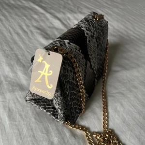 Axelremsväska  - Ny axelremsväska med lappen kvar. Värdet på den ligger på 372 kr. Priset kan diskuteras 