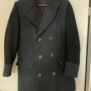 Givenchy Jacka Nyskick Strl 48 - Säljer denna då den är för liten för mig. Knappt använd, nypris 19800:-  Priset kan diskuteras 