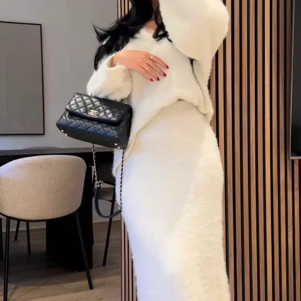 Super snygg matching set 🤎  Kräm vit knitted maxi kjol med matchade oversized tröja.  Sitter så snyggt, aldrig använd har bara testat plagget.  Som ny!  Köpt från Gina Tricot 🤎. Klänningar.