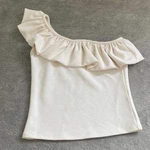 Hm Blus - Enärmad blus från hm Endast använd en gång volang Storlek xs passar xxs/xs/s