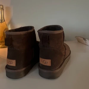 UGG classic mini II - Mörkbruna UGGs, storlek 39. Använda fåtal gånger i väldigt bra skick. Låda finns