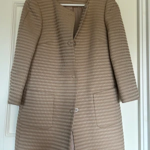 Kappa från Sand - Så vacker kappa, nätt i modellen, passar över en stickad tröja lika fint som över en klänning. Sparsamt använd. Inköpt på NK för några år sedan för 3000 kr