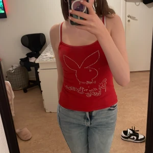 Playboy linne - Playboy linne, kristall saknas på ögat.