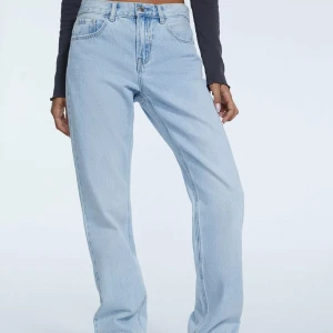 Jeans stradivarius  - Jeans i jättefint skick, raka ben och lös passform🩷Jag är 165 och dom går ner till fötterna! Strl 38 och dom är true to size🥰