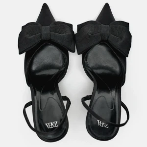 Klackar - Säljer mina super fina klackar som tyvärr är förstora för mig. Använd en gång och inga defekter som jag kan se💕 Köpte för 438kr💕 Hör av dig vid fler bilder eller vid intresse! 💕 