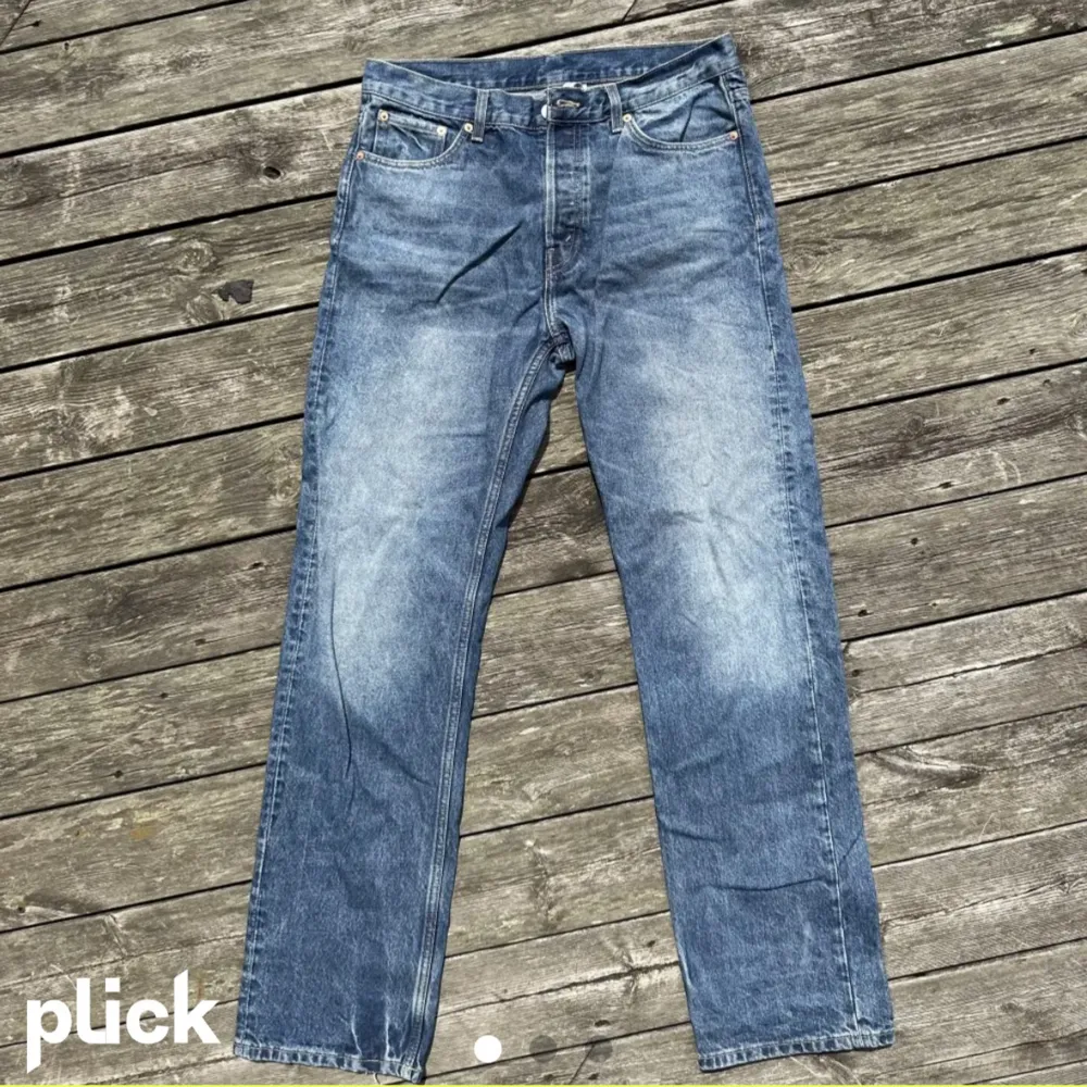 Säljer dessa 2 weekday jeans om för mer info:)  Mvh Abbe . Jeans & Byxor.