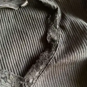 En ribbad långärmad tröja med spets detaljer köpt från Zalando, märket Vero Moda. Tröjan har inga märken eller skador men är i rätt så bra skick❤️