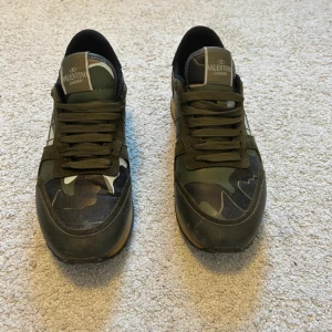 Valentinos rockrunners - Ett par valentinos skor storlek 44