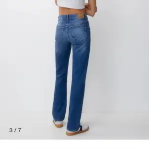 Jättefina jeans! Knappt använda, då de tyvärr är för små för mig💓 Samma modell som i bild 1 fast fransiga längst ned. Ganska lågmidjade☺️ Bara höra av sig vid fler bilder, frågor eller prisdiskutering☀️