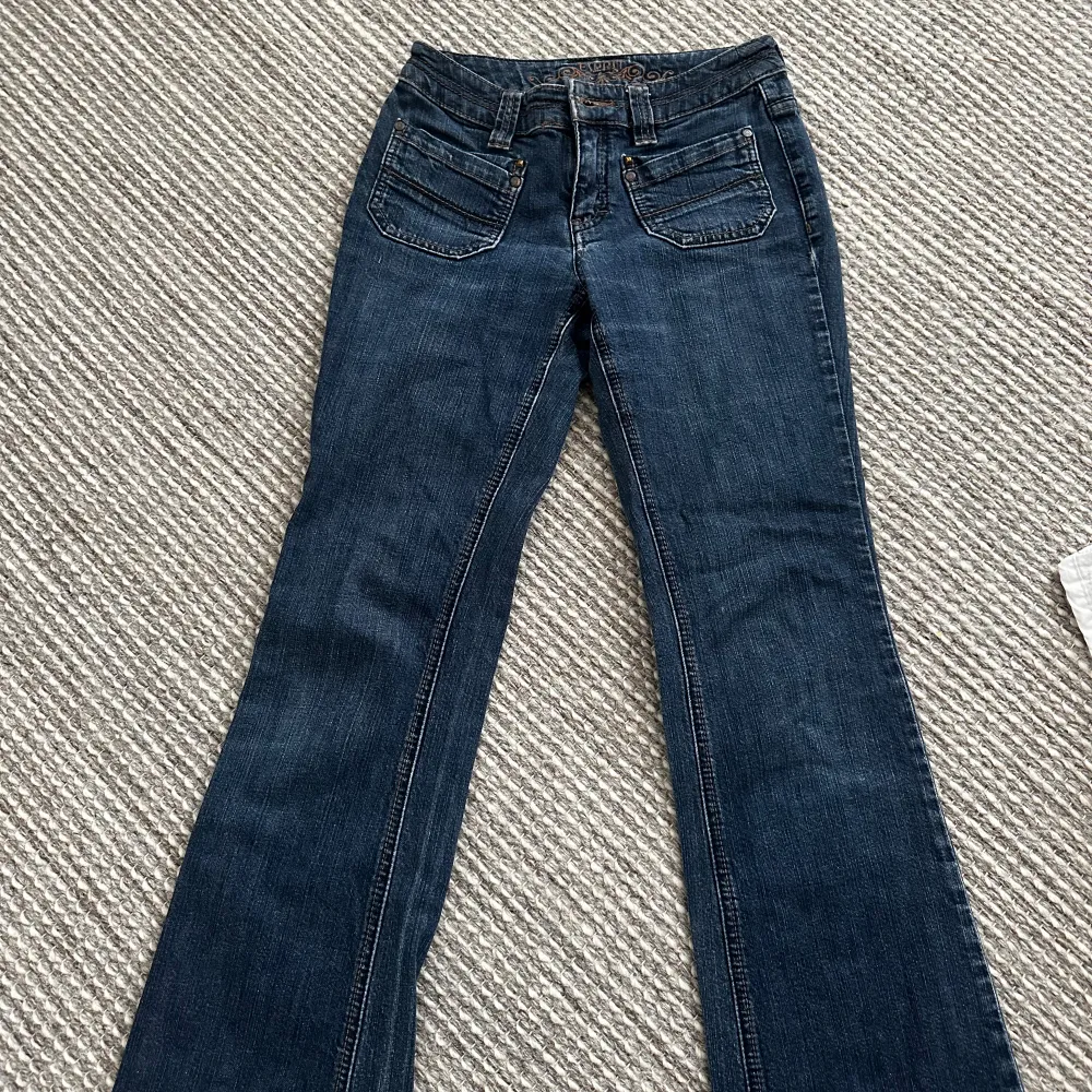 lågmidjade jeans från Esprit! Midjemått 36cm och innerbenslängd 73cm. Jeans & Byxor.