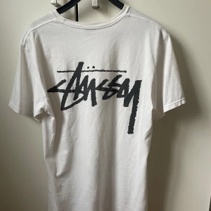 Stüssy t-shirt - Snygg stüssy t-shirt till våren och sommaren. Den är lite urtvättad men inget som märks. Storlek S men skulle kunna passa M