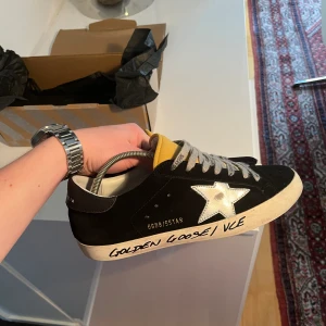 Golden goose skor! - Tja säljer nu mina riktigt feta Golden goose skor, i riktigt bra skick! Använda fåtal gånger! Storlek 42, passar 43. Hör av er vid frågor, bilder osv!!
