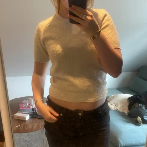 Fin stickad t shirt - Säljer denna finstickade t shirt från hm😍 är i storlek xs men funkar även för s och m🫶🏽