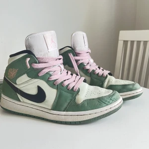 Air jordan 1 mid dutch green - Säljer mina jordan 1 dutch green mids. Det är i storlek 40. Väl använda, därav priset. Enligt många sidor är de i nytt skick värda 7000kr