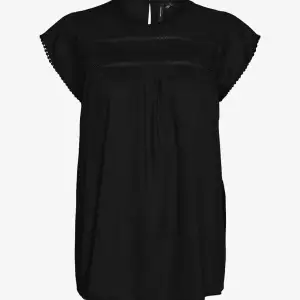 Jättefin svart blus från vero moda. Använd ett få antal gånger säljs på den tyvärr inte kommer till användning. Skriv gjärna för fler bilder🙌🏼