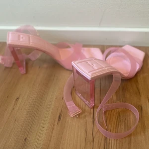 Klackskor - Säljer ett par rosa klackskor från bershka i storlek 40. Helt oanvända