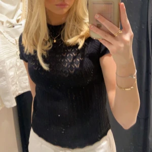 Svart topp - Säljer denna supersöta topp från Zara💘 Använda fåtal gånger ⭐️⭐️