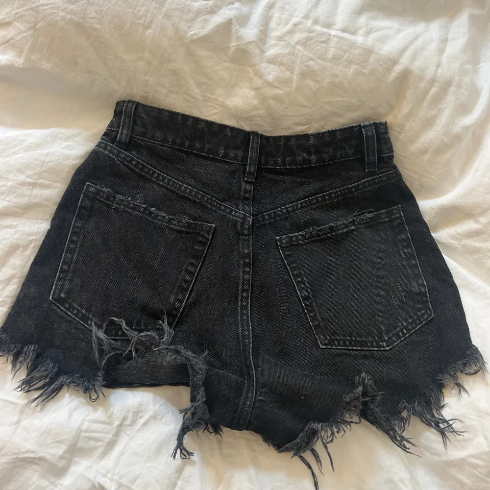 Super snygga svarta jeansshorts med slitningar från zara🙏🏼🖤inga defekter. Shorts.