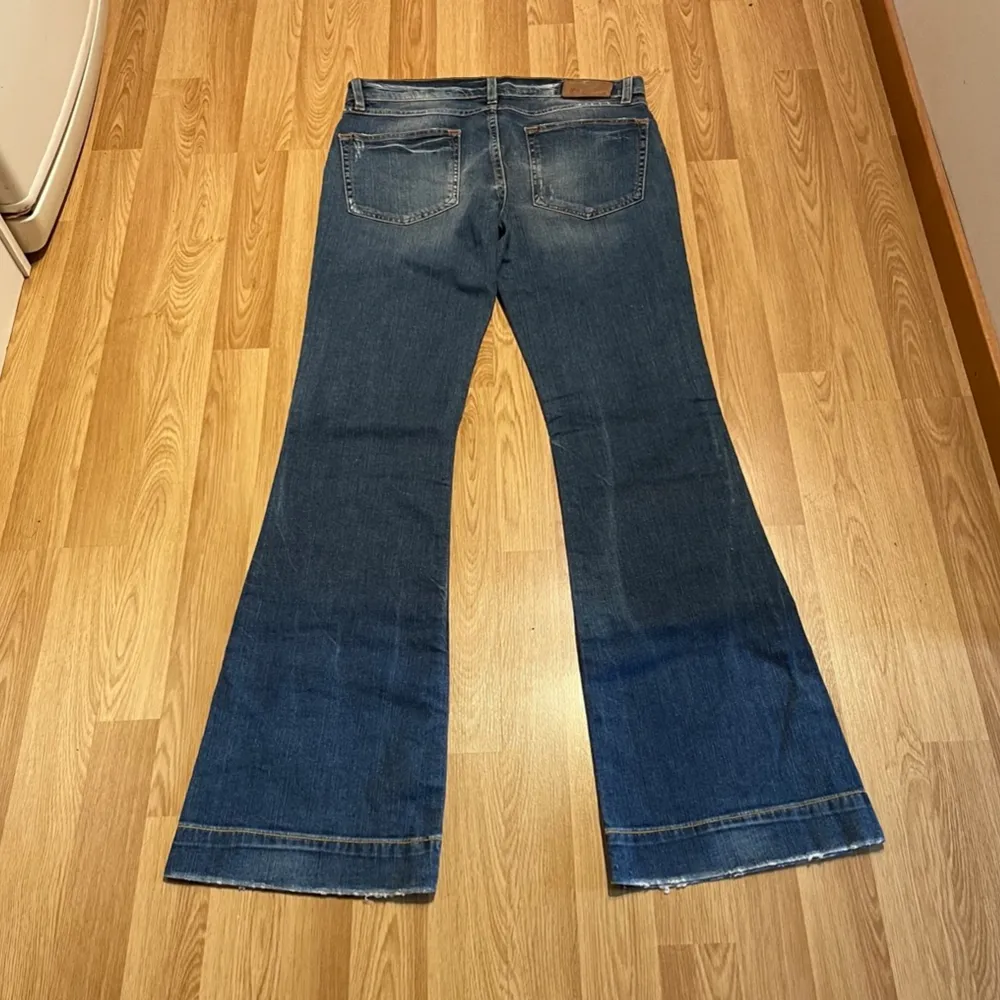 (3) lågmidjade bootcut jeans från blueblood, nya med stretch. Midjemått rakt över: 38cm, innerbenslängd: 80cm 🩵 . Jeans & Byxor.