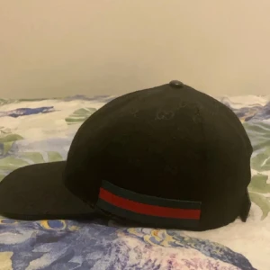 Svart gucci keps - Svart Gucci keps tkr nt om färgen skulle kunna byta mot en grå gucci keps. Byter också fraktar inte bara Västerås. Kan diskutera pris om jag ska sänka 