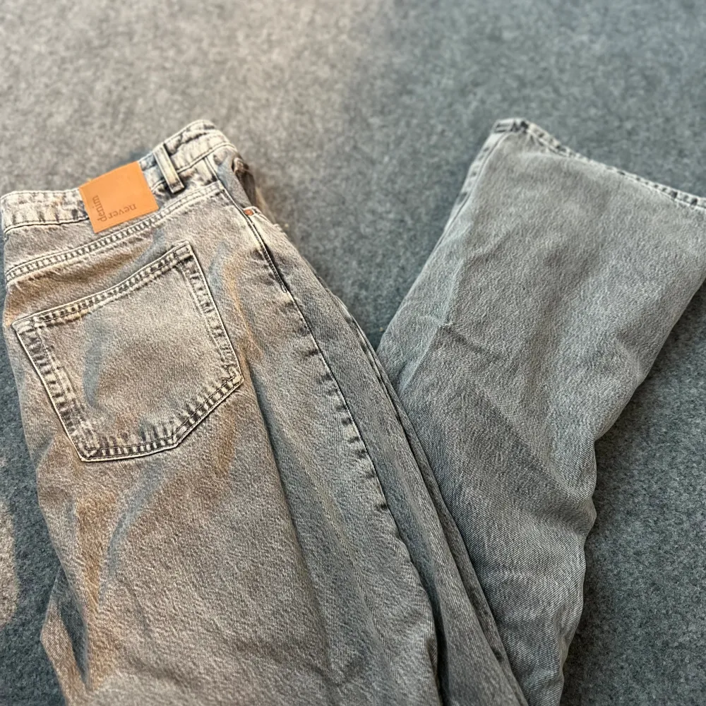 Säljer ett par ljusgråa jeans från BikBok i storlek wasit 31 långtgående 32. Inköpta för 600kr säljer för 300kr. Jeans & Byxor.