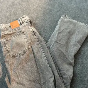 Säljer ett par ljusgråa jeans från BikBok i storlek wasit 31 långtgående 32. Inköpta för 600kr säljer för 300kr