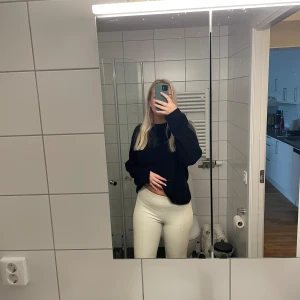 Ljusbeige byxa - Ljusbeige byxa, liknande material som kostymbyxor!  Minns ej vart de är köpta. Storlek S/M. Stretchiga och långa i benen. Supersköna! Inte alls genomskinliga.  Knappt använda!! Säljer för 149😁