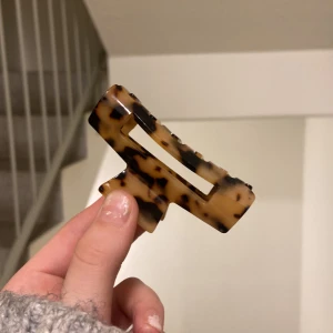 Leopard mönstrad hårklämma - Jätte fin leopard 🐆 hår klämma. Aldrig använd och köpt för 150💋🐆