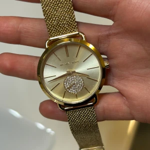 Michael Kors Klocka - Michael Kors Klocka som nästan ser ut som ny.  Har inte tagit bort plasten på glaset så den har hållit sig fräsch. Nypris på Zalando är 2495kr  Kan gå ner lite i pris vid snabb affär!