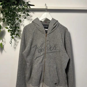 Woolrich fleece - Riktigt fet och unik woolrich fleece, skulle säga att skicket är 7/10 (lite smått slitage, inget som märks men skriv gärna gör bilder). Perfekt för dig som tycker patagonia fleecen är lite uttjatad! Tveka inte för att skriva om ni undrar något.