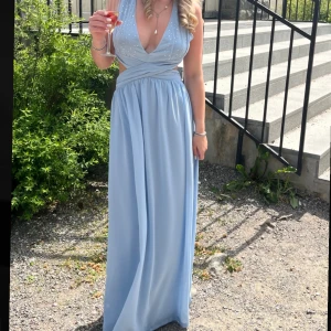 Balklänning  - Super fin balklänning där jag själv strykt fast diamanter över brösten för att göra den lite extra fin. Den är precis som ny och har inga slitage, endast använd en gång. Jag är 166 och den går lite över fötterna på mig, med klackskor är den perfekt!💞