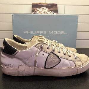 Säljer nu ett par riktigt populära Philippe Model skor i storlek 41, skicket på skorna är 9/10. Box Medföljer! Går också att välja vilket skosnöre man vill ha och hur det ska sitta på! Kontakta för fler bilder eller vid några funderingar!