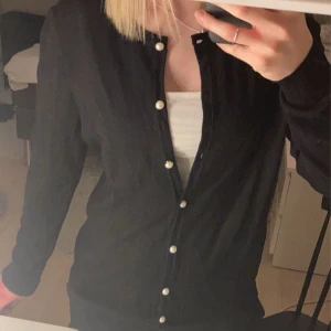 Svart kofta - Svart kofta med pärlknappar från Anna Field. Säljer då den är lite för stor för mig. 💕