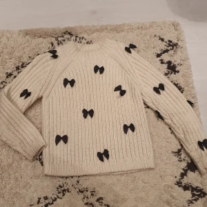 Zara tröja - Zara tröja kids. Storlek 134/9 år. Med hättefina rosetter på. Pris kan diskuteras❤️