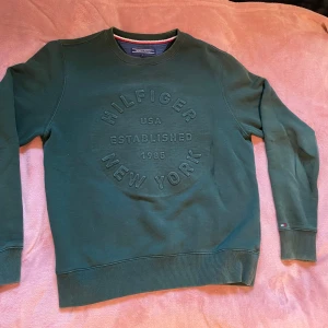 Grön Tommy Hilfiger tröja - Riktigt snygg grön tröja, bra skick men välanvänd. 