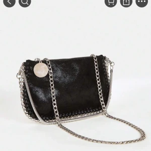 Fake tiamo väska - En fake tiamo väska som jag säljer för den inte kommer till användning. Köpt på Shein för 122kr men säljer för 75kr. Den är fake men väldigt lik den äkta väskan!🫶🏼