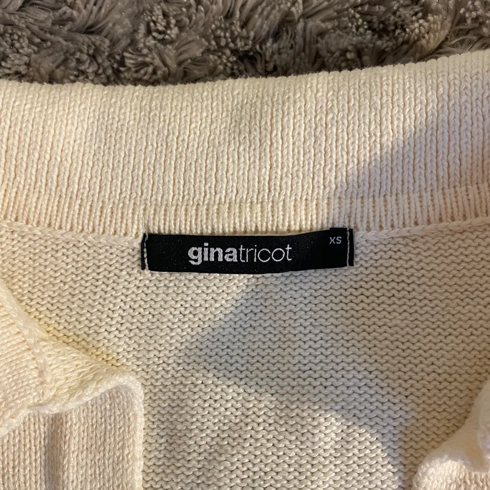 Stickad tröja från Gina tricot. Finns inte kvar på deras hemsida, nypris 400kr. Använd några gånger. Stickat.