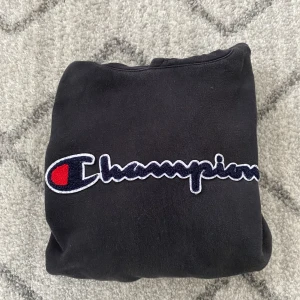 Champion hoodie - Använd hoodie, har ett litet hål på höger arm