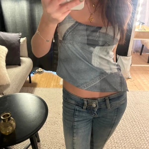 Topp - Sneskuren topp med jeansmönster, skriv för frågor💕