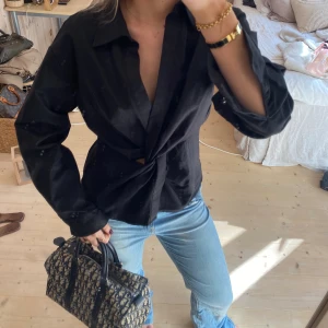 Tröja - SUPER fin värkligen. I jätteee bra kvalitet kostar ca 1200❣️ i storlek M men passar mig som brukar ha S