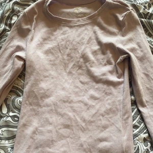 Ljus lila tröja  - En ljus lila tröja i bra skick, men färgen är inte så stark . Priset kan alltid diskuteras 