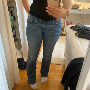 Lågmidjade Jeans - Blå lågmidjade jeans!! Ganska gamla och uttöjda, storlek 158 men passar mig som är S. Perfekt längd för mig som är 156 cm. Tyget är väääldigt stretchigt så passar säker fler storlekar. Säljer eftersom jag har så många jeans och inte använder dessa💗